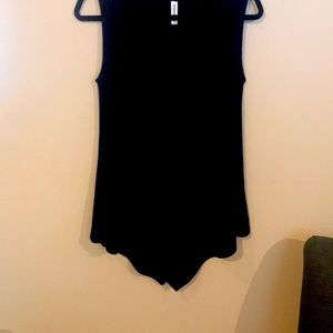 Sleeveless black top NWT, interesting hemline. Med